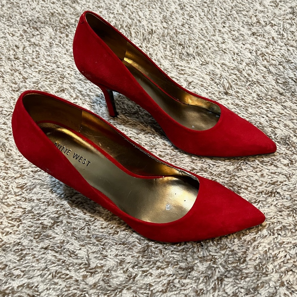 Nine West classic suede red pumps. Size 8. EUC